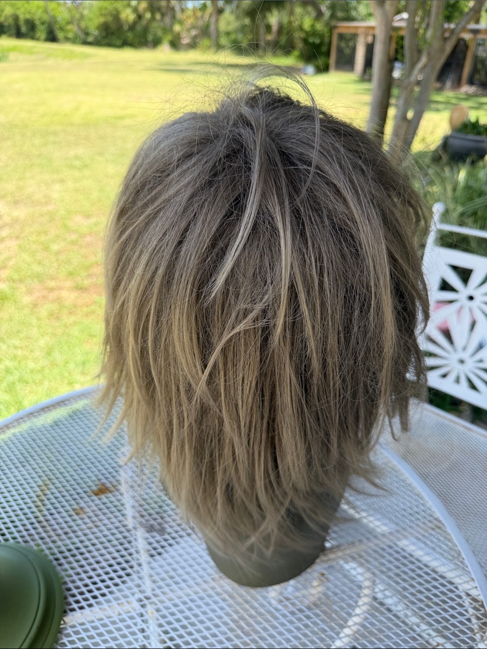 Stylish Medium Layered Women's Wig in Ash Blonde/Frosted - Picture 3 of 11